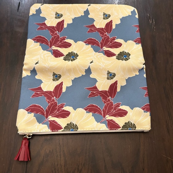 Rachel Pallet Vegan Foldover Clutch. Floral print. - Picture 4 of 7